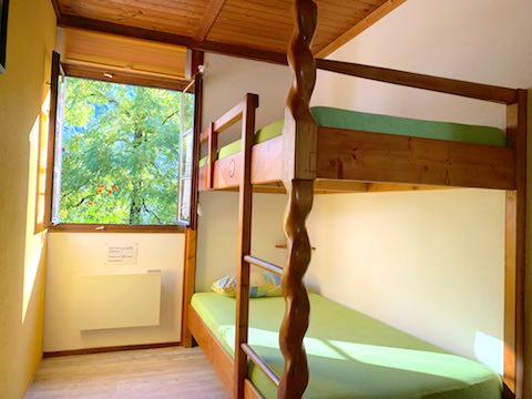 Kleine aber feines Zweibettzimmer im Backpacker Aurigeno im Tessin