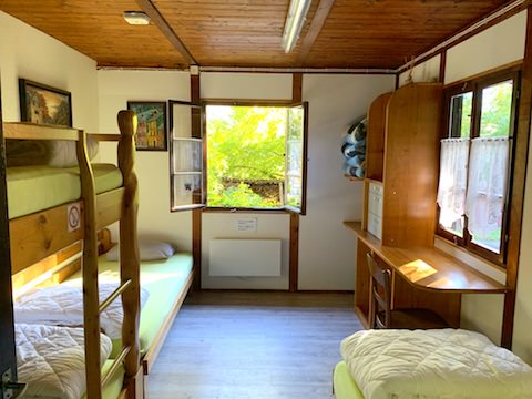 Gemütliches Familienzimmer im Backpacker Aurigeno im Tessin
