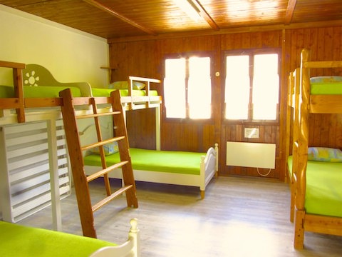 Gemütliches Mehrbettzimmer im Backpacker Aurigeno im Tessin