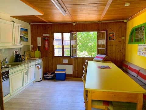 Gut ausgestattete Küche der günstigen Herberge Baracca Backpacker