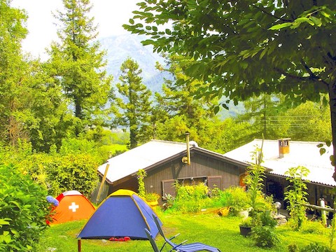 Garten mit Zeltplatz beim Baracca Backpacker Hostel in Aurigeno Tessin