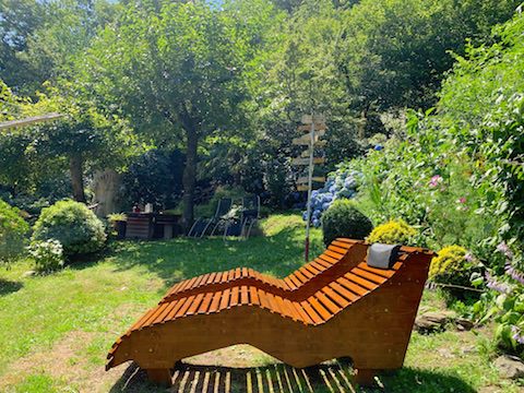 Gemütlicher Garten beim Baracca Backpacker Hostel in Aurigeno Tessin