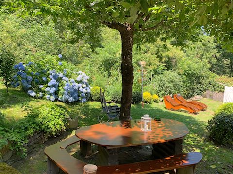 Herrlicher Garten beim Baracca Backpacker Hostel in Aurigeno Tessin
