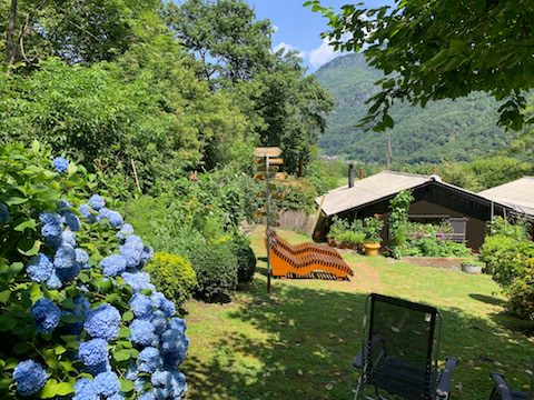 Garten mit Aussicht beim Baracca Backpacker Hostel in Aurigeno Tessin