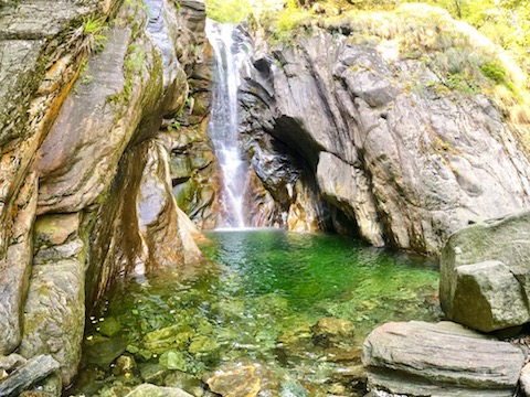 Rauschender Wasserfall im Maggiatal ,wenige Min. vom Backpacker Aurigeno