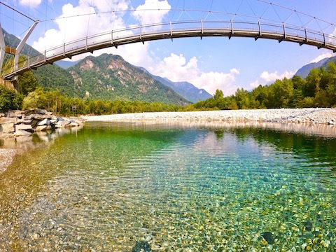 Kristallklarer Badeplatz am Fluss Maggia in Aurigeno Tessin nahe Baracca Backpacker
