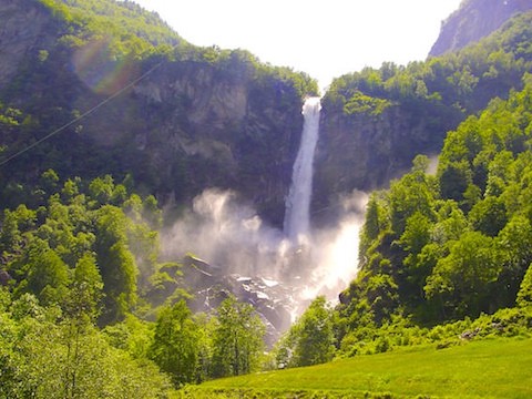 Rauschender Wasserfall im Maggiatal als Wanderziel beim Urlaub in Aurigeno